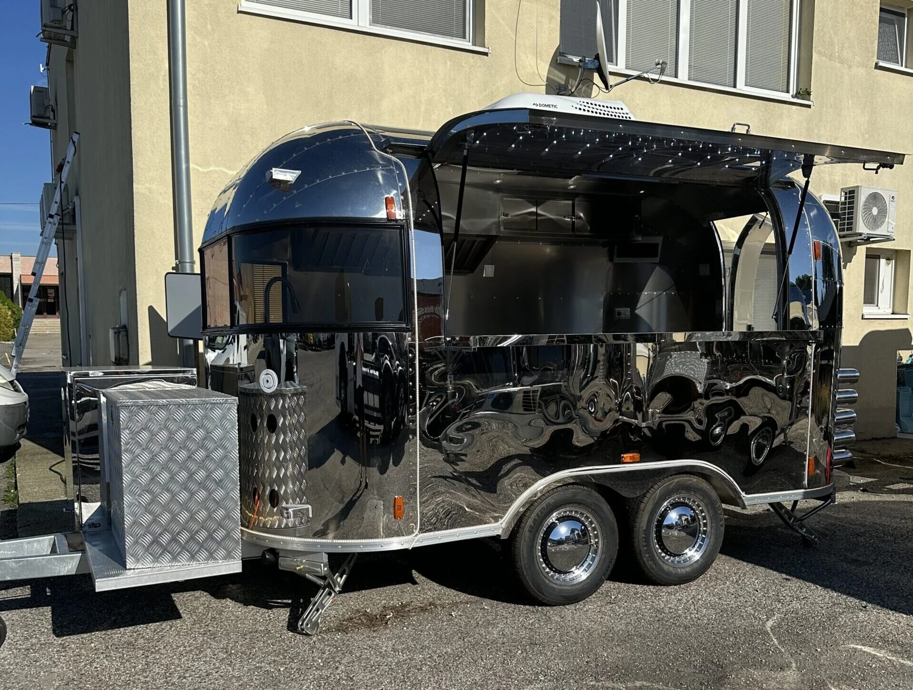 Airstream Compact 400 – exteriér